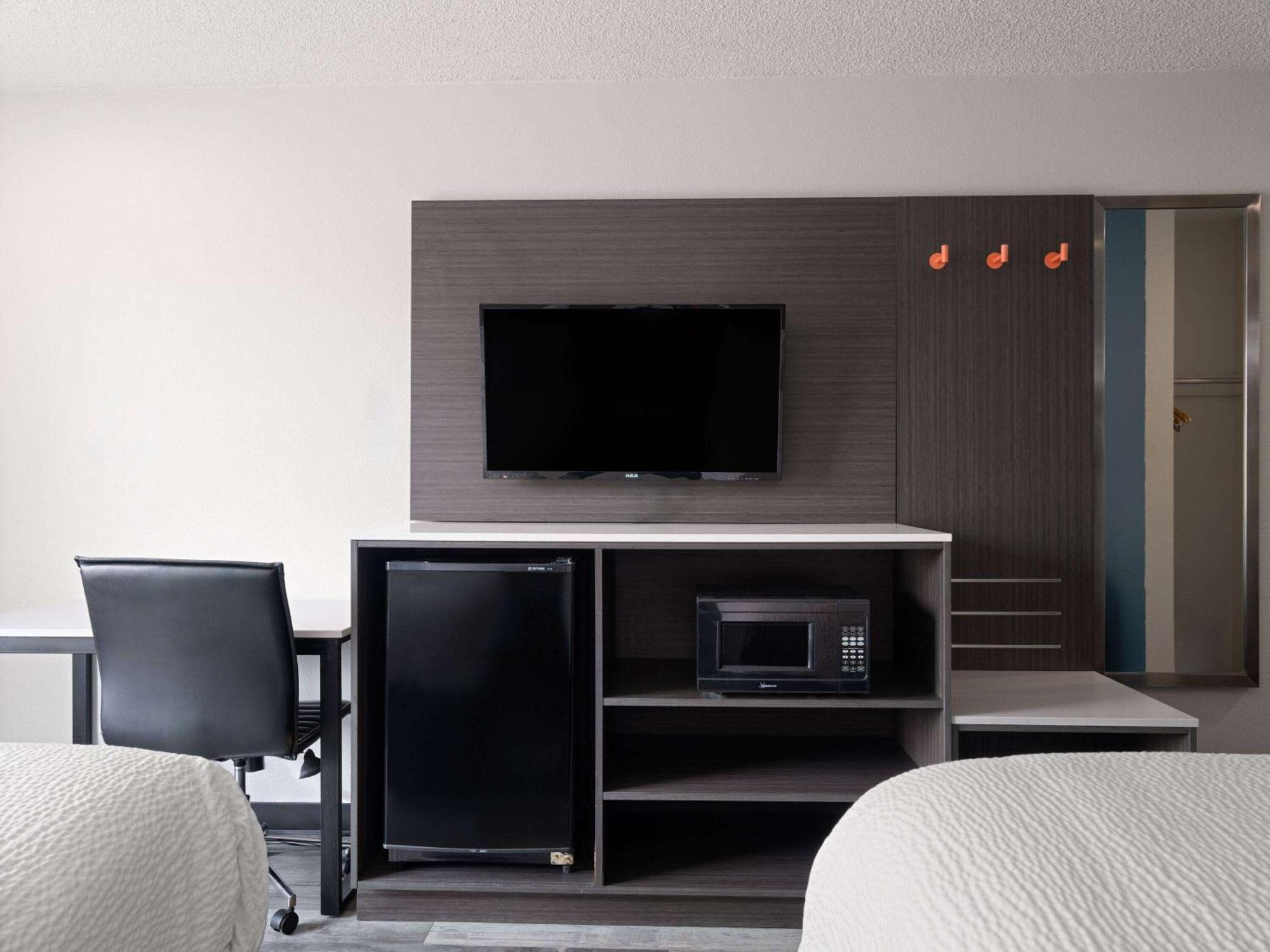 Baymont By Wyndham Indianapolis East Hotell Exteriör bild